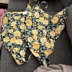 BNWT, Old Navy, Size M.  One-piece Swimsuits. Yellow Flowers